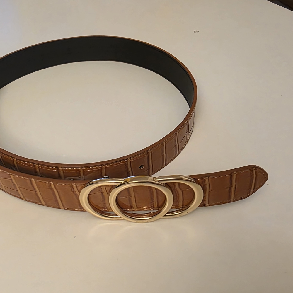 Elegant Brown Croc-Embossed Belt with Gold Buckle